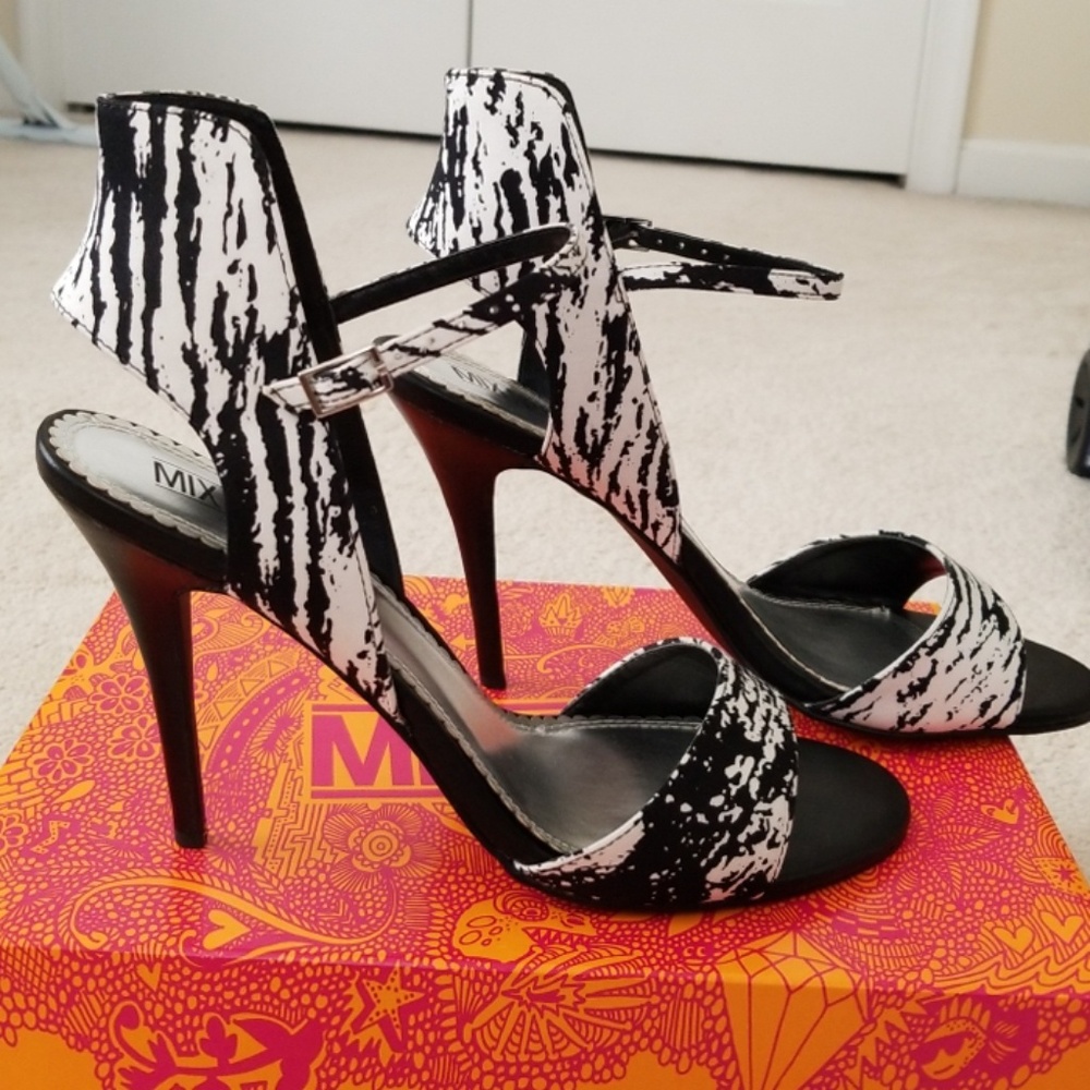 Black and White Sandals - Picture 1 of 8